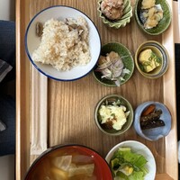 出汁しゃぶおばんざい おかか 市ヶ谷 - 唐揚げ、サバ、鶏むね肉かな？ポテトサラダに卵焼き、しば漬け