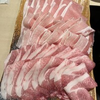 銀座しゃぶ通 - 手前から黒豚ウデ、豚バラ、豚ロース