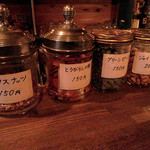 松井酒店 - カウンターに陳列されたおつまみのJar