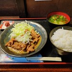 たか丸食堂 - モツ煮込み定食(900円)。