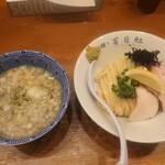 百日紅 - 麺は普通盛りです