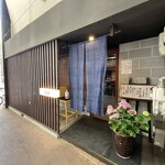 ひがし田 - 窓の簾越しに見えた揺れる暖簾と紫陽花に癒された。