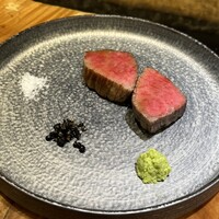 鉄板焼きWAGYU LIVERARY - A5黒毛和牛のステーキ-ワサビ、生胡椒、クリスタルソルト-