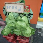 広島焼HIDE坊 - お店の外のキャベツ