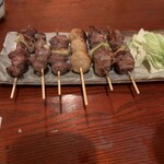 炭火焼き鶏伸 - 左から砂肝、つくね、かしら