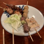 炭火焼き鶏伸 - 左上から時計回りに、もも、レバー、つくね、軟骨、砂肝