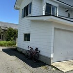 くいものや ラ・ネージュ - ロードバイクはお店の裏に