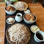くいものや ラ・ネージュ - 奥はお蕎麦並盛、手前は大盛