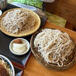 くいものや ラ・ネージュ - 左:並盛　右:大盛　＋300円で更科そばをたっぷりと食べられます