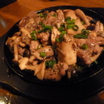 個室居酒屋 にっぽん市 - 天草大王のメニューから、「せせり鉄板ガーリック焼 (680円)」