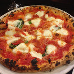 ラ・ピッコラ・ターヴォラ - マルゲリータ コン ブファラ（2100）
      トマト、水牛のモッツァレッラ、バジリコ
      