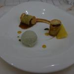 クイントカント - 牛テール、ベジャメルソース、マッシュルームをクレープで巻きクルトンを・・