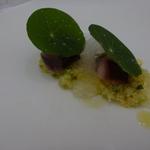 クイントカント - ナスタチウムの葉の下に明石産の蛸、トマトの泡とアンチョビソース