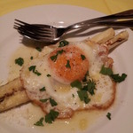 オステリア　デッラ　カパンナ - ホワイトアスパラのビスマルク風