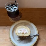 カフェ ヒコ - アイスコーヒーと桃とアールグレイのシフォンロール