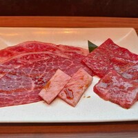 焼肉うしごろ 新宿三丁目店 - 「たべごろ」セットの肉