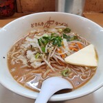 どさん子 - 料理写真:味噌バターラーメン（900円）