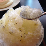 三日月氷菓店 - 中に特製ミルクアイスが入っています