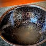 蒼 - 愛媛 藤本さんより　神経〆鱧のコンソメ　最近TVや雑誌にあえて露出を増やしている、藤本漁師さんの神経〆のお魚は、峯村シェフの手によって、さらにピュアで曇りない味わいに仕立てられて、一口毎にしみ渡ります。