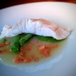 蒼 - さかな人長谷川さんより　神経〆 大紋羽太 本日の仕立て。夏らしく蒸上げた大紋羽太が弾けています。味の濃いトマトとスナップエンドウで暑気が払われる心地です。