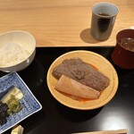 にくの匠 三芳 - 特選但馬牛リブロースとしっかり煮込まれた焼き蓮根のすき焼き、ご飯とお供