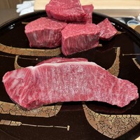 にくの匠 三芳 - 今日の和牛(滋賀県岡崎牧場の近江牛A5ランクのシャトーブリアンとサーロイン)