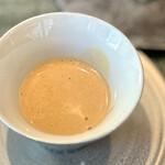 蒼 - 初めていただいた日を、今でも思い出せるぐらい衝撃的な美味しさのビスク。
      スターターのコンソメもそうですが、峯村シェフの純度の高い料理を象徴する逸品です。