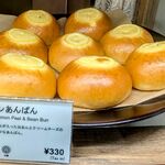 島旨PAN - ガラスケース内のレモンあんぱん