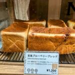 島旨PAN - ガラスケース内の宮島ブルーベリーブレッド