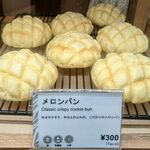 島旨PAN - ガラスケースないのメロンパン