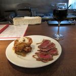 Tempters Pizza+Bar - 牛肉のたたき、カポナータ、メルセデス エグノン  カベルネ