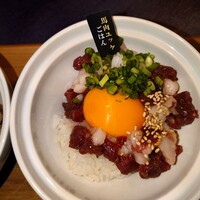 馬刺しと焼き鳥 グルマン三年坂 - 馬肉ユッケごはん
