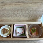 つるよし料理店 - ポテサラ、鶏胸肉のタルタル、サーモンマリネ