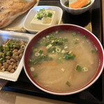 なか里 - 具たくさんの味噌汁　この日はいつもにもまして美味しかった