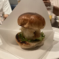 Opuses - 鱧のプチバーガー、熱々でシソがアクセントで美味しかったです