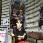 タイニー トリア アフタヌーンティー＆カフェ - 開店待ちのポール風の私