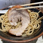 中華蕎麦 ひら井 - 「炭火焼き豚バラ」
      少し厚みを残しながら、脂を携えて登場。脂順で行くならコレがラスボスになるだろう。
      炭火焼きをするこで、少し香ばしくなっているようだが脂とスープのアンサンブルは素晴らしい‼️