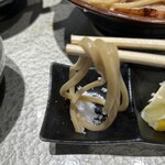 中華蕎麦 ひら井 - 麺に粗塩を少し絡ませて食べてみる？コレは、あまり好きじゃないかなぁ。確かに、小麦粉の甘さがハッキリと分かるけど。