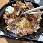 中華蕎麦 ひら井 - ひと口食べると、塩辛さが目立つ。もう少し、塩分少なめにして欲しい。