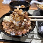 中華蕎麦 ひら井 - もしかしたら、炭火焼きの外側の焦げの部分が多いから味が濃いのだろう。