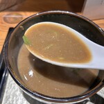 中華蕎麦 ひら井 - 【スープ】味4.8
      麺より自分的にはインパクトがあったのは、コチラ❤︎
      麺を絡めた最初のひと口は最高の一言‼️
      食べた後に「旨ッ」と呟いていました。
      ドロっとしたスープは、ザラつきを感じる濃厚スープ。