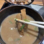 中華蕎麦 ひら井 - 【メンマ】味4.4
      このメンマ、曲者です。
      つけ蕎麦（スープ）にバッチリ合います。
      コリっとした食感を残し、濃厚なスープに負けない旨みをジュワッと染み出して来ます。