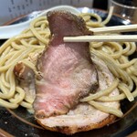 中華蕎麦 ひら井 - 「低温調理豚肩ロース」
      モモ肉のように「しなやかで」優しい「旨み」と「甘み」が特徴である。でも、低温より熱を加えた方が旨い❤︎
      スープが温かい内に中で温めることがオススメ。