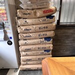 中華蕎麦 ひら井 - 食券機の横には① 九州産の「宝いずみ」②北海道産「ロイヤルストーン」③ 大和製麺所 大和魂の袋が置かれていた‼️