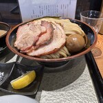 中華蕎麦 ひら井 - 炭火焼きの豚バラ×1、炭火焼きの肩ロース×1枚、真空低温調理の豚肩ロース×1枚、味玉、海苔1枚といったメンツが麺の上に乗っています(● ˃̶͈̀ロ˂̶͈́)੭ꠥ⁾⁾