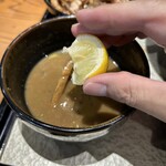 中華蕎麦 ひら井 - ※ここで味変（レモン）。
      本当は麺にかけるのだが、全体的にさっぱりしたいのでスープに直接入れました。
