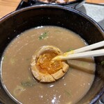 中華蕎麦 ひら井 - 黄身の旨みをもう少し引き出して欲しい感じですね。普通のラーメンならバッチリ合うかも。