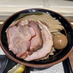 中華蕎麦 ひら井 - 【麺】味4.6
                                食欲をそそる褐色の肌をした麺╰(*´︶`*)╯♡ 
                                「強い張りのある弾力」と「旨みが強い」ストレート太麺、、、旨い❤︎
                                麺は自家製麺（店主は製麺機の販売のルーツがあるよう）