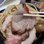 中華蕎麦 ひら井 - 【国産チャーシュー】味3.9
      「炭火焼き豚肩ロース」
      ギュッとしまった繊維質を感じるチャーシュー。スープに漬けて真価を発揮して来ます。
      麺の後に追いかけて食べよう。脂の旨みも楽しめれます。