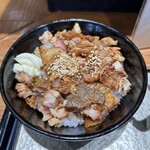 中華蕎麦 ひら井 - 【炭火焼きチャーシュー丼】味3.3
      色々なチャーシューの部位が入った「チャーシュー丼」だ。ご飯への味付けは、そんなにしていない。